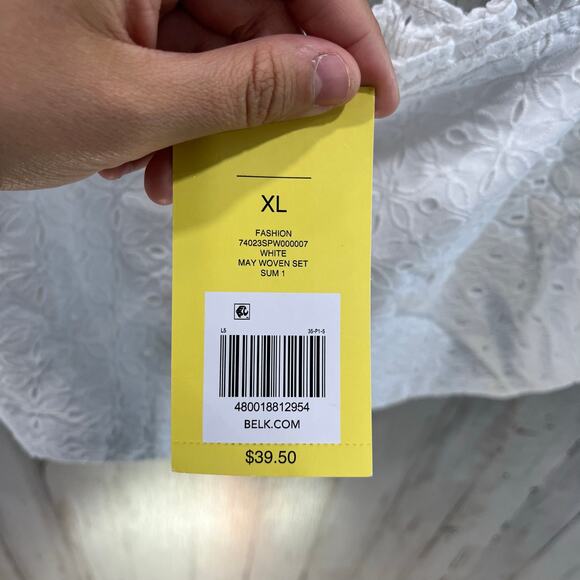 Cabana Crown & Ivy White Eyelet Puff
NWT Sleeve Crop Blouse with Smocked Back XL - Picture 3 of 9